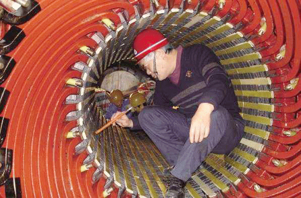 西安泰富西瑪電機(jī)吳高治、劉長(zhǎng)安、張衛(wèi)華榮獲西安市勞動(dòng)模范榮譽(yù)稱(chēng)號(hào)。