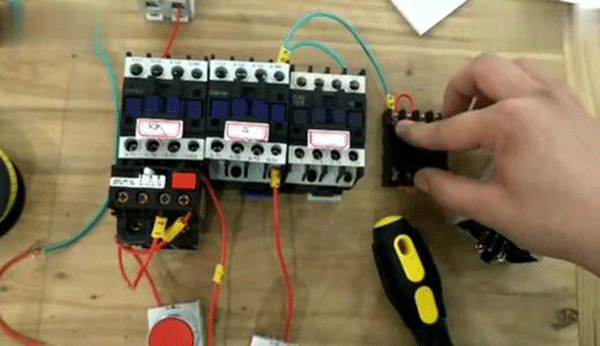 Y系列高壓三相異步電動機的功率控制需要哪些元件？