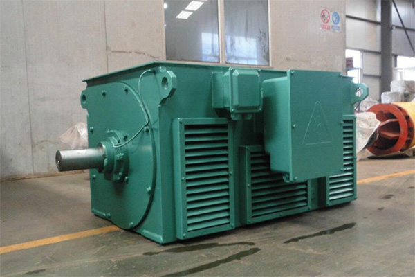 西瑪電機(jī)車(chē)間一臺(tái)等待做出廠檢測(cè)的YKK高壓電機(jī) 西瑪電機(jī)車(chē)間一臺(tái)等待做出廠檢測(cè)的YKK高壓電機(jī)