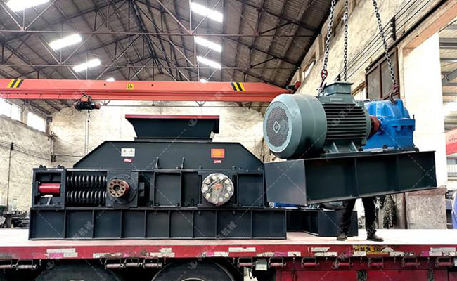 圖為配套西瑪電機(jī)的全自動(dòng)對輥破碎機(jī)發(fā)貨照片 圖為配套西瑪電機(jī)的全自動(dòng)對輥破碎機(jī)發(fā)貨照片